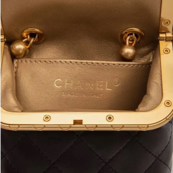 Chanel lamb kiss lock crossbody or bag Italy so soft like butter hard to find - Picture 9 of 9